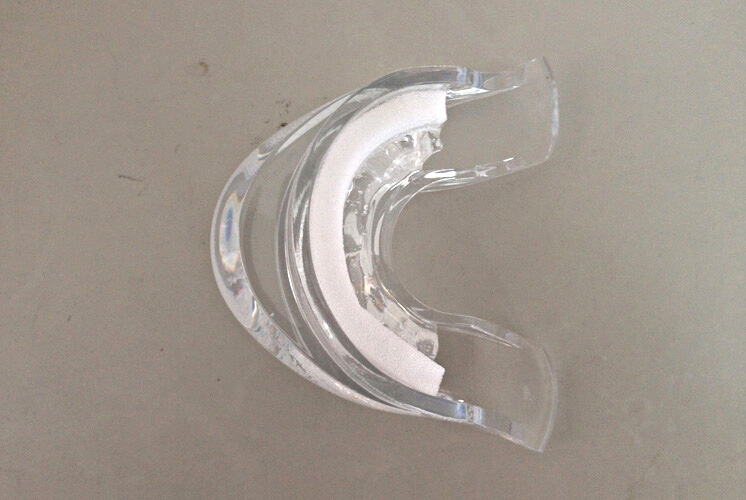 Grin365 Prefilled Zähne, welche die Dual-Arch Mund-Behälter mit Selbst Einstellen Schaumstreifen - 100 Doppelseitige Mundschild